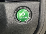 ECON モードをON にするとアクセルペダルの動きに対するエンジンの反応とエアコンの制御を切り換えることで、燃費のいい運転をするドライバーがペダルを踏んだ時と同じようにエンジンを制御します。