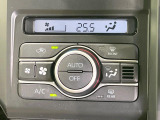 【オートエアコン】一度お好みの温度に設定すれば、車内の温度を検知し風量や温度を自動で調整。暑い&hellip;寒い&hellip;と何度もスイッチ操作をする必要はありません。快適な車内空間には必須の機能ですね♪