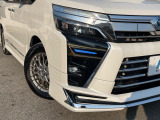【LEDヘッドライト】悪天候や夜間走行時も良好な視界を確保し安心して運転できる高輝度LEDヘッドライトを装備!点灯速度が早く、消費電力も抑えられています。