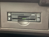 【ETC】有料道路を利用する際に料金所で停止することなく通過できる、ETC車載器(ノンストップ自動料金収受システム機器)が装備されています。セットアップを行うことで利用可能になります。