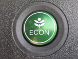 ワンタッチで省燃費走行をサポートするECONスイッチを装備。