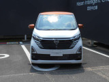 ヘッドライトの上向き下向きを自動で切り替えてくれます。対向車や前方の車にも迷惑をかけにくくなります。