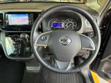 ステアリングハンドルです。オーディオコントロールスイッチが付いて運転中でも手元でオーディオの操作が出来て便利ですよ。