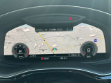 スピードメーターなどの運転に必要な計器とともに、オーディオ・電話の操作画面などを表示。レイアウトはステアリングスイッチで切り替えでき運転に集中しながら必要な情報を瞬時に得ることが可能。