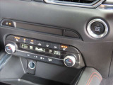 四季を通じて車内を快適に保つオートエアコンを装備しています。又、冬場の朝一のスタート時には大変嬉しいシートヒーターを運転席&助手席に装着、ヒーターが効き始めるまでの冷間時でも快適にスタート出来ます。