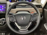 ハンドルにHondaセンシング系のクルーズコントロールやレーンキープアシストなどのスイッチと、オーディオの操作スイッチが装備されています。ハンドルから手を離さず安全に操作できます。