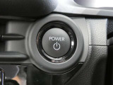 【プッシュスタート】スマートキーを携帯して、ブレーキを踏みながらスタートスイッチを押すだけでエンジンがかけられます。
