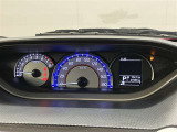 視認性に優れたメーターを採用しており、走行中でも車速や情報が分かりやすく表示されます。運転時の視線移動をむりのない範囲に抑え、快適で安心感のあるドライブをサポートします。