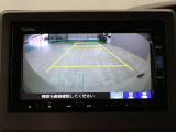 【バックカメラ】シフトを「R」の位置に入れると、自動的に画面がカメラ映像に切り替わり後方の視界をサポートする必須装備です!