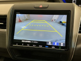 リバースギアに入れるだけで後方の表示へ切り替わります。夜間や雨の日の駐車も楽になりますよ。