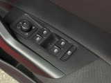 運転席ドアに集約されたパワーウィンドスイッチで、全窓をスマートに操作できます。