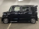 狭い駐車場でも、スライドドアならチャイルドシートへのお子さまの乗降や荷物の積載もスムーズ。とても便利な【助手席側。電動スライドドア】ドアハンドを少し引くだけでリアドアが自動開閉します。