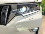 【LEDヘッドライト】悪天候や夜間走行時も良好な視界を確保し安心して運転できる高輝度LEDヘッドライトを装備!点灯速度が早く、消費電力も抑えられています。