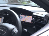 ●隣りの車からウィンドウ越しにバーチャルコクピットが際立っています。大変美しく高級感あふれるインテリアでございます