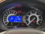 【メーターまわり】ドライバーから見やすい位置にあって安全運転に寄与します。メーターも見やすくてシンプルなデザインになっております。