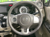 インテリアに合わせたデザインのステアリングは、運転される方のことも考え、運転しやすい形状、大きさです。是非一度、実際に触ってお確かめください。