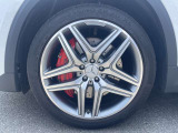 【アルミホイール】20インチのAMG5スポークアルミホイールを装着