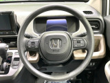 インテリアに合わせたデザインのステアリングは、運転される方のことも考え、運転しやすい形状、大きさです。是非一度、実際に触ってお確かめください。