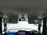 運転席にサンバイザー裏にはバニティミラーが備わっていますので、車の外に出る前にパパッと身だしなみをチェックすることができて便利ですよ♪