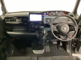 車内は光触媒抗菌消臭施工済です。スタイリッシュなデザインでスポーティなインパネ周りを演出します。グローブボックスやカップホルダーのほかにトレーなどたくさんの収納スペースが付いています。