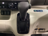 CVT車のセレクトレバーです。低速から高速まで、変速ショックのないスムーズな走りを実現するとともに、エンジン効率のよい領域を維持することで燃費にも貢献します。