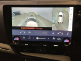 映像で見づらい車両周辺の確認をアシスト。クルマを真上から見ているような映像を表示。 運転席から確認しにくい車両周囲の状況を把握。