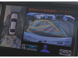 パノラミックビューモニターを装備!上から車両を見下ろしたような映像をナビ画面に表示できます。車両前後左右に搭載した4つのカメラ映像を継ぎ目なく合成!目視では見えない部分もリアルタイムで見れます。