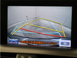 車庫入れや縦列駐車などの際に、後退操作の参考になるガイドラインをモニター画面に表示します。
