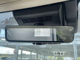 ミラーではなくカメラ映像で広報確認ができるデジタルインナーミラーを搭載!荷物があって後方確認ができないときや雨天時などにとても便利です☆