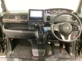 車内は光触媒抗菌消臭施工済です。スタイリッシュなデザインでスポーティなインパネ周りを演出します。グローブボックスやカップホルダーのほかにトレーなどたくさんの収納スペースが付いています。