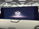 【10.25インチマツダコネクト】車内の雰囲気にマッチした大型ディスプレイ。スマホ接続でのナビ使用やBluetooth再生等、様々な機能が楽しめます。直感的なダイヤル操作が可能で、使い勝手も良好です。
