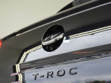 バックカメラ始動時にはVWのエンブレムが動いてカメラがボディの中心位置で映し出します。