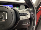 ステアリング右手側に安全運転支援機能のホンダセンシングをコントロールするスイッチ、左手側にオーディオ関連のコントロールスイッチを配置、視線を逸らすことなく運転に集中できます