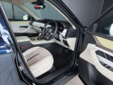 厚手のフロントシートです。少し硬めでサポート性や座り心地も良好です。また、CX-60は、ドライバーとハンドル・ペダル類が正対するようにドライバーシートが配置されています。正しい操作には重要です★☆★☆