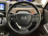 ハンドルにHondaセンシング系のクルーズコントロールやレーンキープアシストなどのスイッチと、オーディオの操作スイッチが装備されています。ハンドルから手を離さず安全に操作できます。