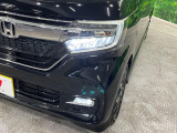 【LEDヘッドライト】悪天候や夜間走行時も良好な視界を確保し安心して運転できる高輝度LEDヘッドライトを装備!点灯速度が早く、消費電力も抑えられています。