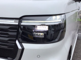 LEDヘッドライトを装備。大光量で夜道や雨の日の安心感を高めます。周囲の明るさに応じて自動点灯・消灯/ライトの消し忘れも防げるオートライトコントロール付です。