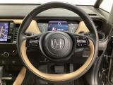 オーディオのチャンネル変更やボリュームなどの操作スイッチの他にレフトセレクターホイールがついています。中央部を指先で上下に動かすことで、マルチインフォメーション・ディスプレイの各表示が確認できます。