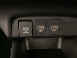 アクセサリーソケットはUSBのアダプターなどをつければ、スマホの充電にも使えます。横にはナビゲーション用の外部入力やスマートフォンなどの充電可能なUSB端子が1個づつついています。