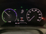 ハイブリット車専用のメーターです。右側の大型スピードメーターに加え、ステアリングスイッチを使って左のマルチインフォメーション・ディスプレイで燃費や動力伝達などの情報が見れるようになっています。