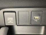 アクセサリーソケットはUSBのアダプターなどをつければ、スマホの充電にも使えます。横にはナビゲーション用の外部入力可能なUSB端子がついており、周辺には物が置けるトレーがついています。