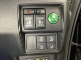 両側電動スライドドアは運転席から操作ができるよう、操作スイッチが付いています。Hondaセンシング用のVSA(ABS+TCS+横滑り抑制)解除と路外逸脱抑制機能のオンオフスイッチなどがあります。