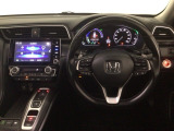 【ハンドル】運転にかかわる様々な操作を安全に行えるように視点移動が少なく操作性に配慮されたスイッチ類が凝縮されたコックピットです。