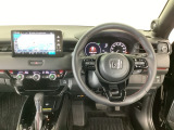 【ハンドル】運転にかかわる様々な操作を安全に行えるように視点移動が少なく操作性に配慮されたスイッチ類が凝縮されたコックピットです。