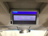リア席モニター(フリップダウンモニター)装備。ナビゲーションと組み合わせることで、走行中でも後席では地上デジタルTV放送やDVDビデオなどの映像も楽しめます。