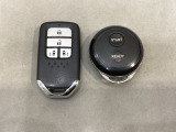 スマートキー付きですからドアロックの開閉およびエンジンスタートが楽々です。電動スライドドアの開け閉めもボタンで操作できます。加えて、純正リモコンエンジンスターター用の操作キーもついています。