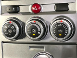 【オートエアコン】一度お好みの温度に設定すれば、車内の温度を検知し風量や温度を自動で調整。暑い&hellip;寒い&hellip;と何度もスイッチ操作をする必要はありません。快適な車内空間には必須の機能ですね♪