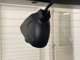 後方にもドライブレコーダーのカメラが付いています。前後両方でお車の周りを監視・記録いたします。