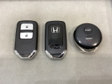 スマートキーを装備しています。鍵を差し込むことなくドアロックの開け閉めと、スタートボタン操作でのエンジンスタートができます。加えて、純正リモコンエンジンスターター用の操作キーもついています。