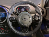 MINIの内装はとにかく『円』に拘ったデザインコンセプトが一目で伝わってきます。これほど円形に拘った車は他に御座いません。伝統のデザイン、トグルスイッチなど遊び心のある内装で御座います。